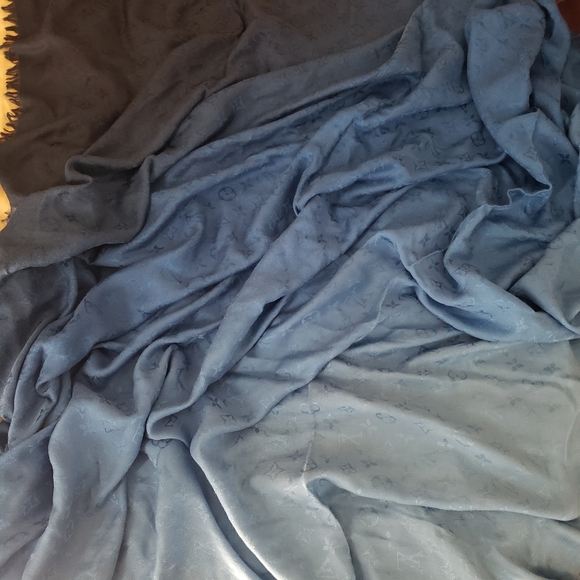 Limited Time Listing Authentic Louis Vuitton Classic Shawl Blue Ombre - Picture 3 of 9